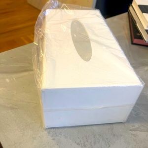 NWT tissue box holder